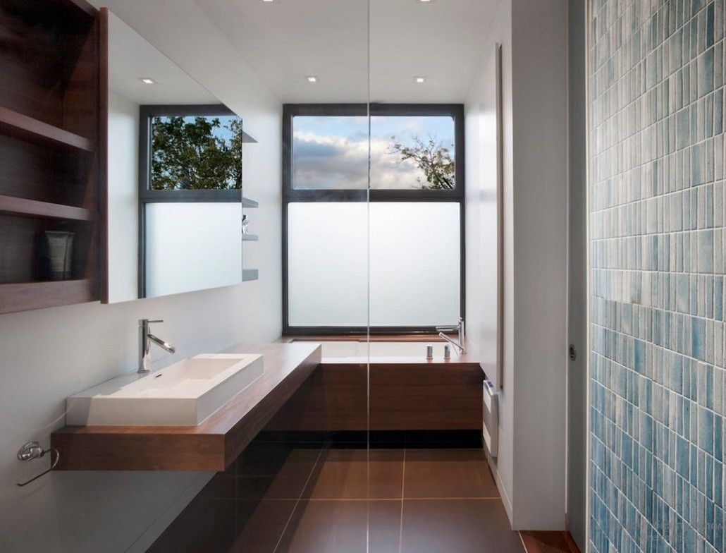 дизайн ванной комнаты с окном