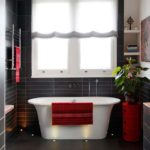 ванная комната с окном дизайн интерьера