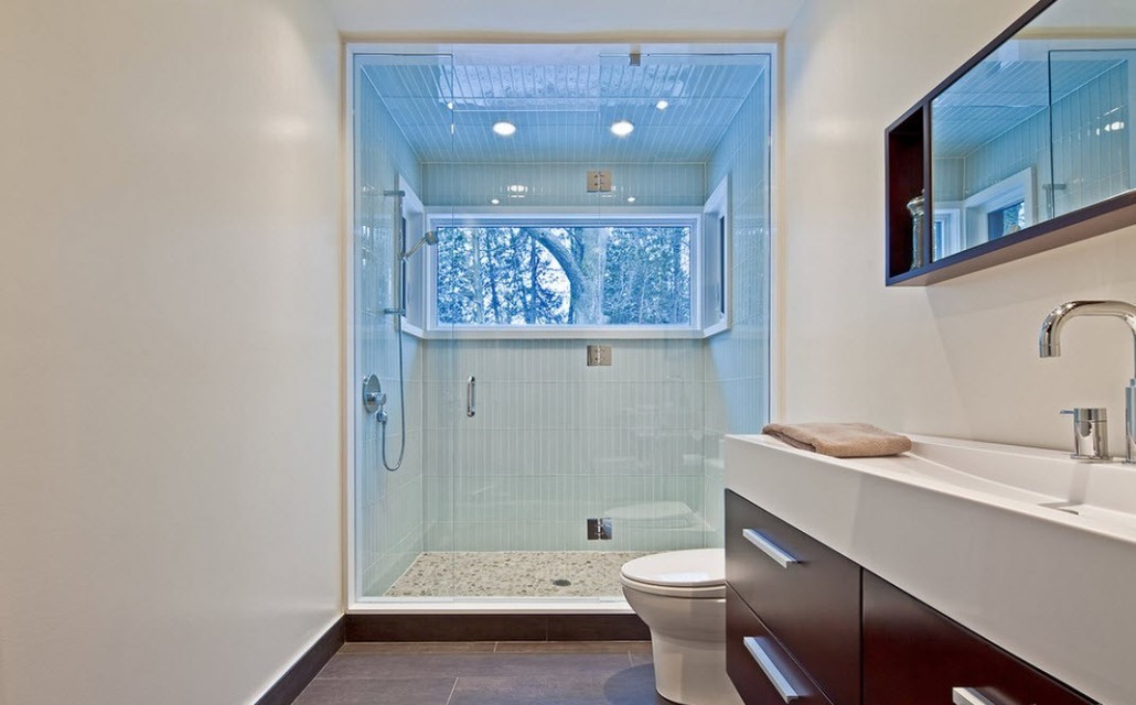 ванная комната с окном