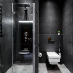 черно белый дизайн ванной совмещенной с туалетом