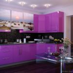 Фиолетовая кухня с лампами