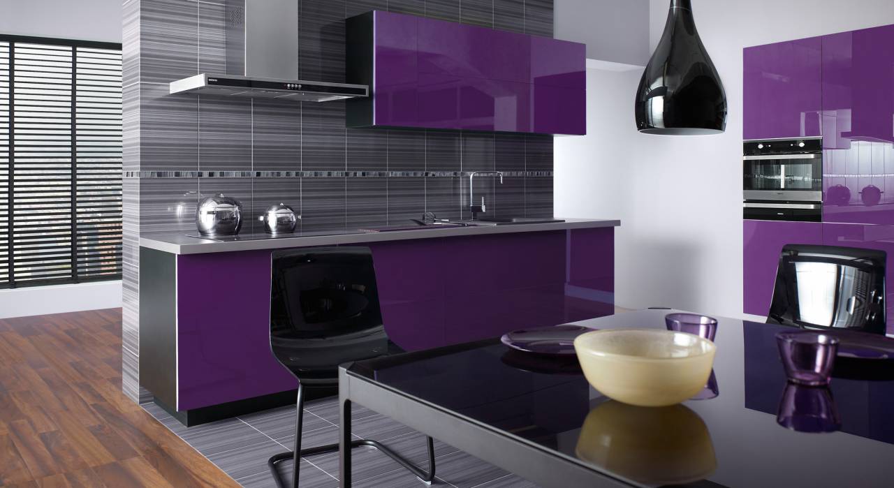 Фиолетовая кухня с черным