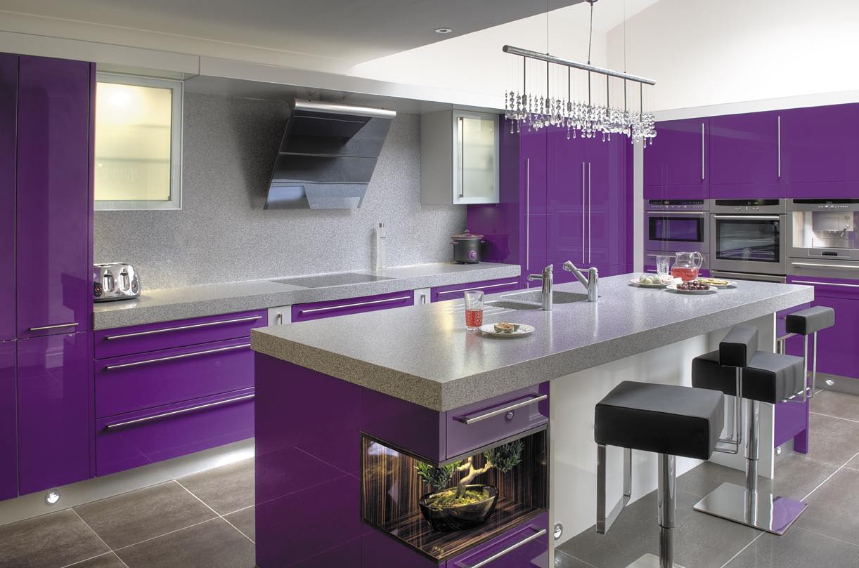 Фиолетовая кухня с серым цветом