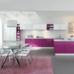 Фиолетовая кухня с белым