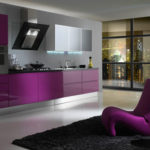 Фиолетовая кухня со стальным цветом