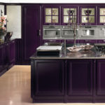 Темная фиолетовая кухня