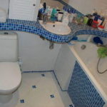 Декор ванной комнаты мозаичная столешница с раковиной над ванной