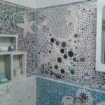 Декор ванной комнаты мозаикой из керамических осколков