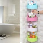 Декор ванной комнаты разноцветные угловые полки