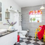 Декор ванной комнаты яркий текстиль и мебель