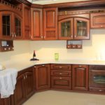 Дизайн кухни в частном доме в классический стиль гарнитур из дерева