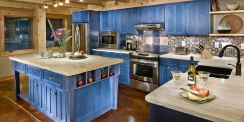 Дизайн кухни в частном доме в провансальском стиле с гарнитуром лавандового цвета