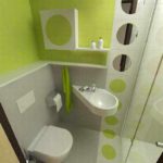 Дизайн ванной комнаты в хрущевке с душевой кабинкой и маленькой раковиной
