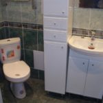 Дизайн ванной комнаты в хрущевке угловой унитаз и шкаф пенал
