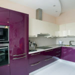 Фиолетовая кухня с белым
