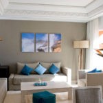 Картины в интерьере гостиной триптих синий акцент