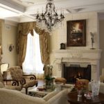 Картины в интерьере гостиной в классическом стиле над камином