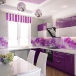 Фиолетовая кухня с белыми стульями