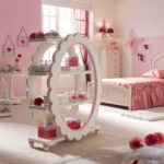 Оформление детской комнаты девочки этажерка для косметики и парфюмерии
