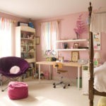 Оформление детской комнаты девочки-школьницы с большой кроватью с балдахином