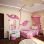 Оформление детской комнаты для девочки с туалетным столиком и балдахином