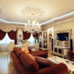 Оформление гостиной комнаты классического стиля с телевизором в багете