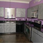 Фиолетовая кухня с темным цветом