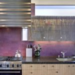 Фиолетовая кухня с деревом