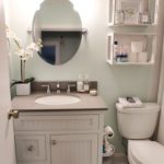 Современный дизайн маленькой ванной комнаты в классическом стиле оформления