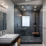 Современный дизайн маленькой ванной комнаты в стиле минимализма