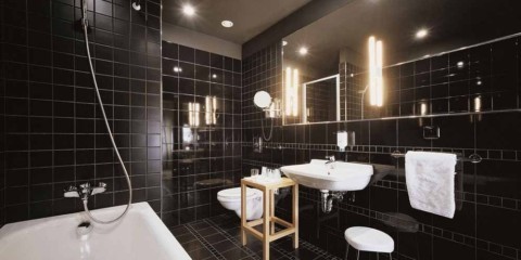 Современный дизайн ванной комнаты черный кафель и белая сантехника