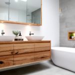 Современный дизайн ванной комнаты хайтек и мебель из необработанной древесины