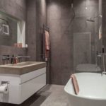 Современный дизайн ванной комнаты отделка плиткой под гранит.jpg