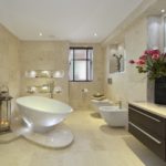 Современный дизайн ванной комнаты плитка под белый мрамор.jpg