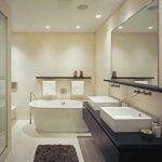 Современный дизайн ванной комнаты с тумбочкой и зеркалом