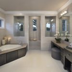 Современный дизайн ванной комнаты с угловой ванной и кабинкой для душа