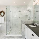 Современный дизайн ванной комнаты в белых тонах