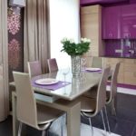 Фиолетовая кухня и стулья