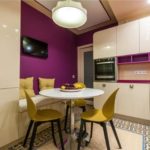 Фиолетовая кухня с желтыми стульями