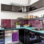 Фиолетовая кухня с черным цветом