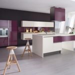 Фиолетовая кухня с черным