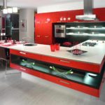 идея светлого интерьера красной кухни картинка