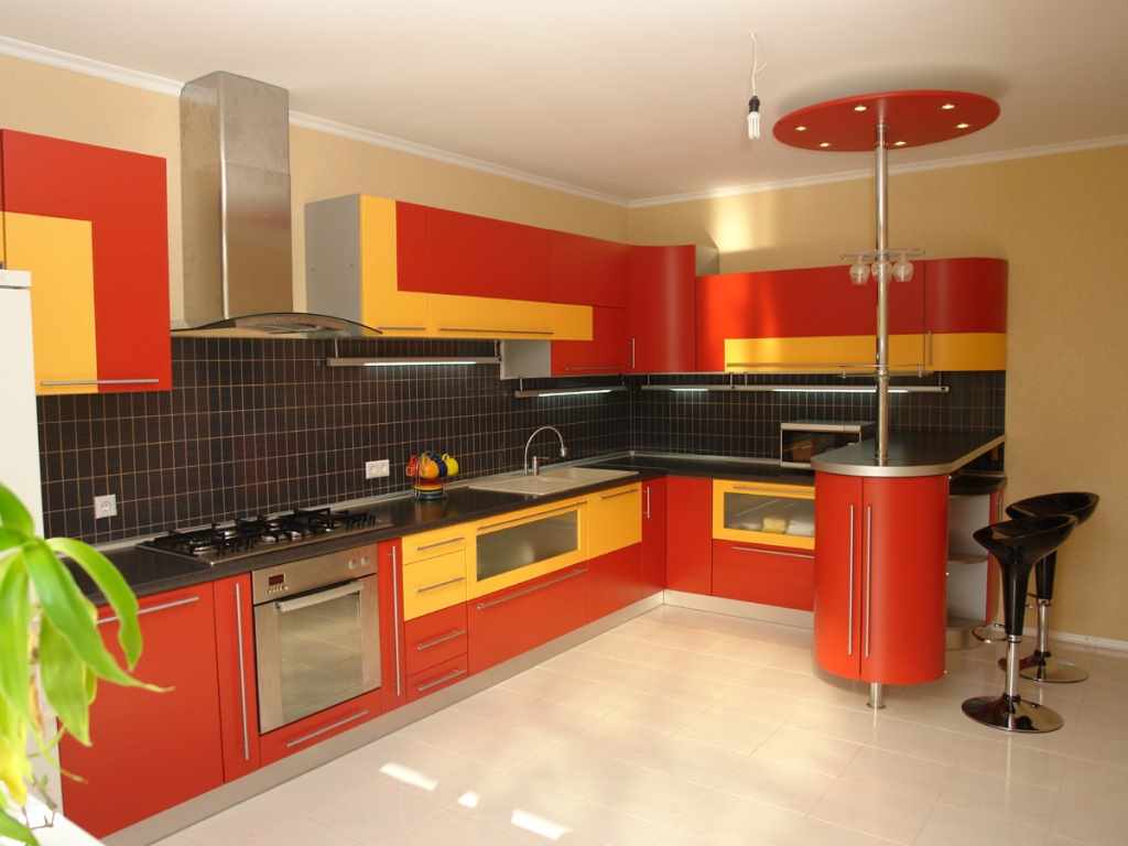 вариант светлого интерьера красной кухни