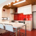 идея необычного дизайна красной кухни картинка