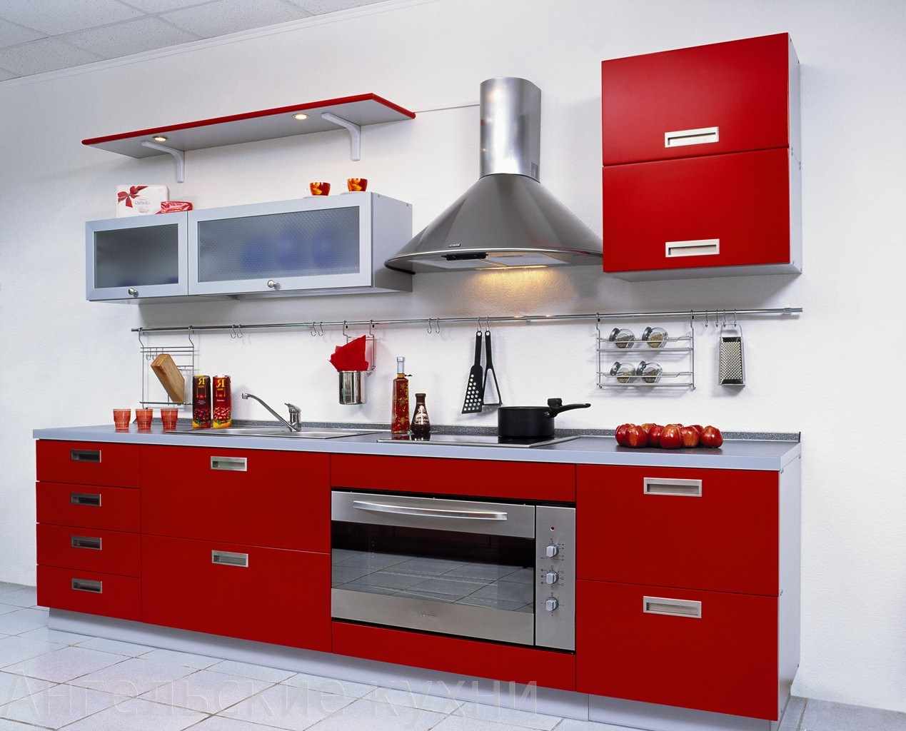 пример необычного дизайна красной кухни