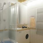 пример светлого интерьера ванной комнаты фото