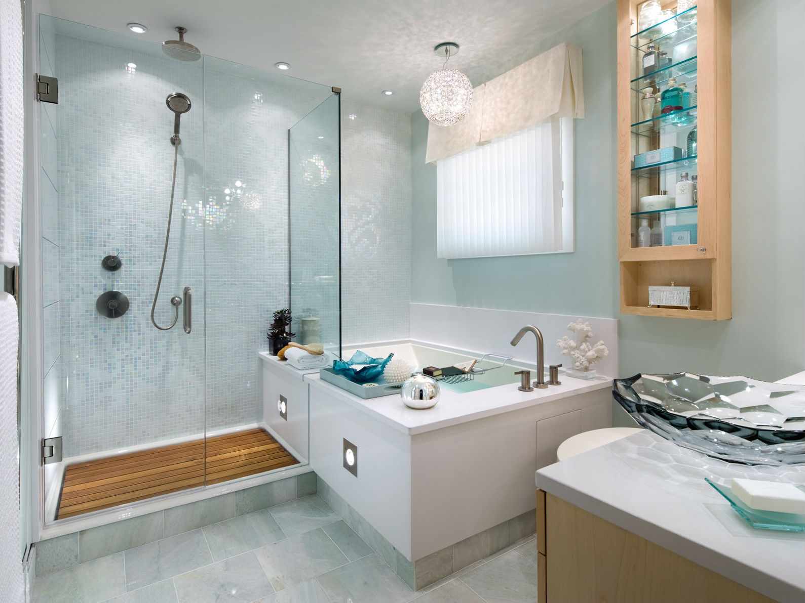 пример светлого дизайна ванной комнаты