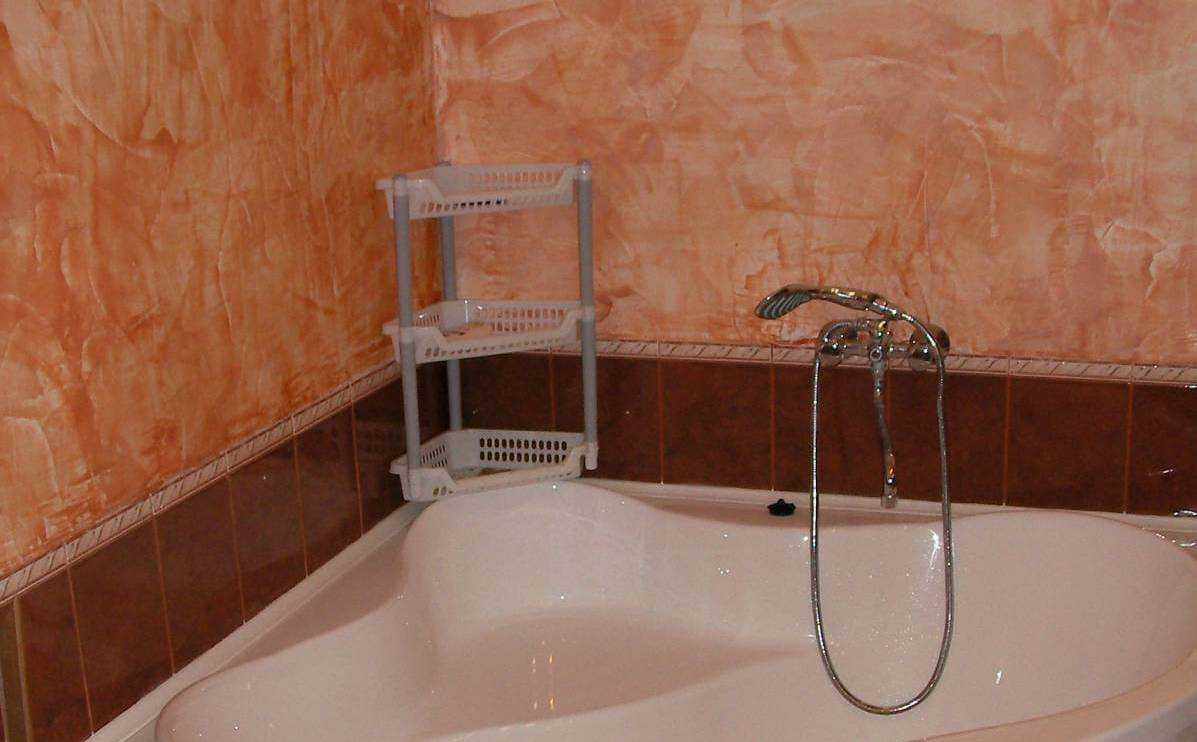 идея использования светлой декоративной штукатурки в интерьере ванной комнаты