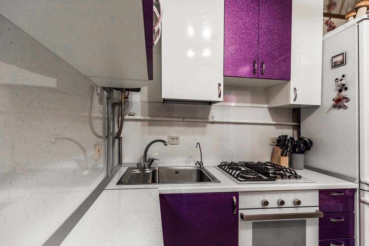 Дизайн кухни с газовым котлом на стене и трубами фото