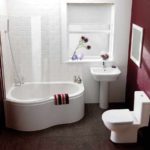 вариант светлого интерьера ванной комнаты с угловой ванной фото